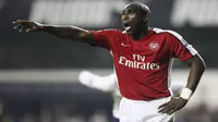 Sol Campbell saat masih berkostum Arsenal (IAN KINGTON / AFP)