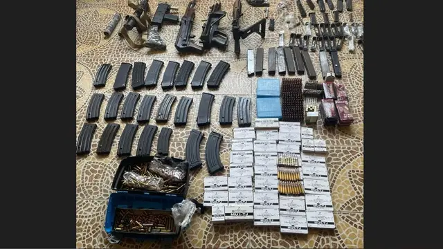 Detasmen Khusus (Densus) 88 Antiteror Polri mengamankan sejumlah senjata hingga amunisi di rumah tersangka teroris inisial DE di kawasan Harapan Jaya, Bekasi Utara