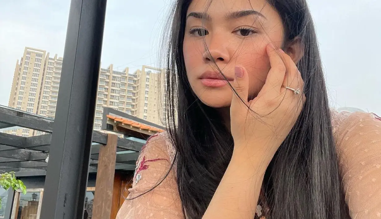 Dengan usia yang makin dewasa, banyak netter yang jatuh hati dengan pesona Tiara. (Instagram @tiaransvtr)