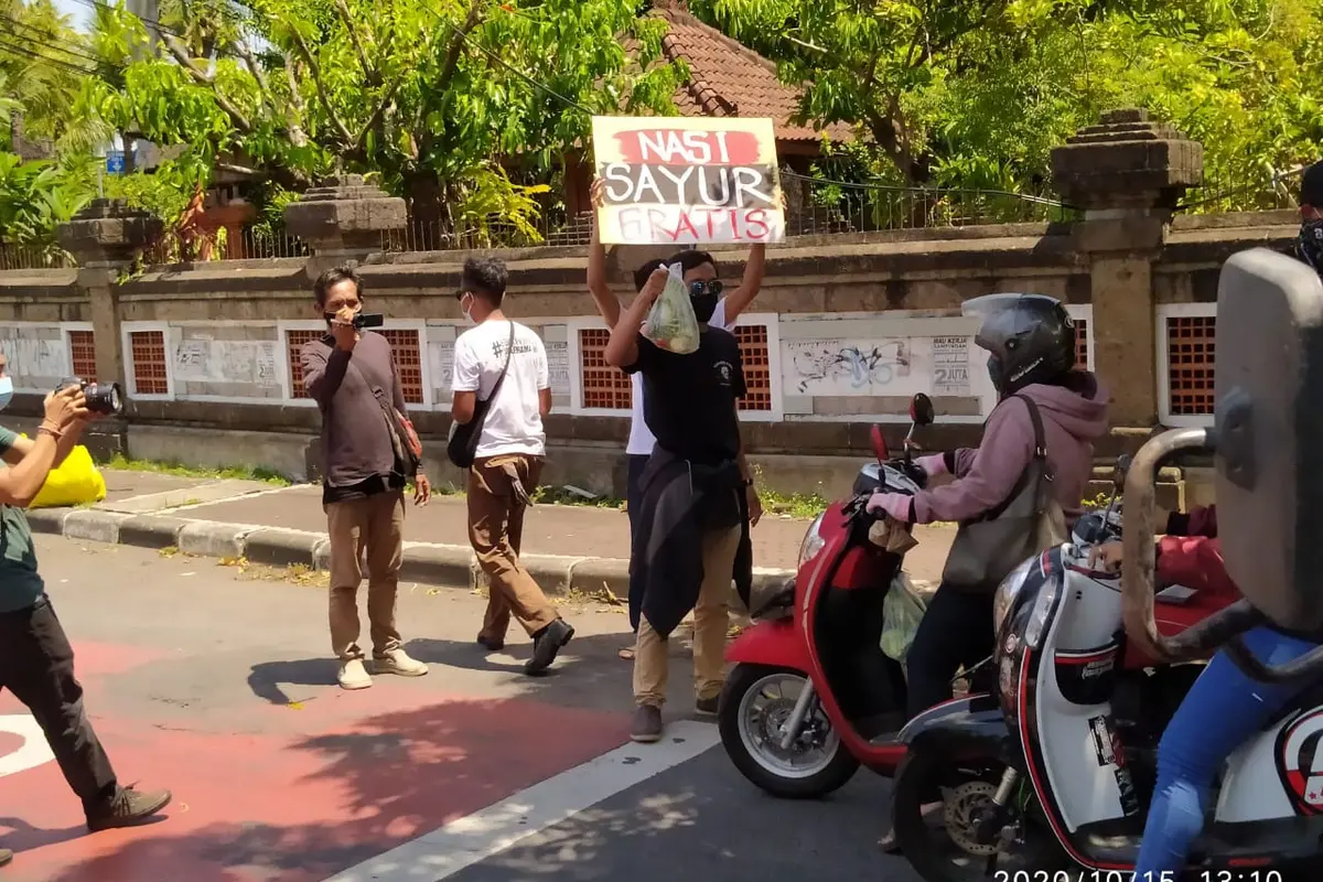 Fans Jerinx Bagikan Makanan dan Masker