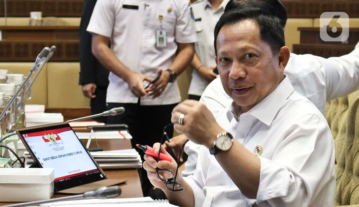 Menteri Dalam Negeri Tito Karnavian saat Rapat Kerja dengan Komisi II DPR di Kompleks Parlemen, Senayan, Jakarta, Selasa (26/2/2020). Rapat tersebut membahas berbagai isu, di antaranya Pilkada 2020 dan pengamanan kontingen PON selama berada di Papua. (Liputan6.com/Johan Tallo)
