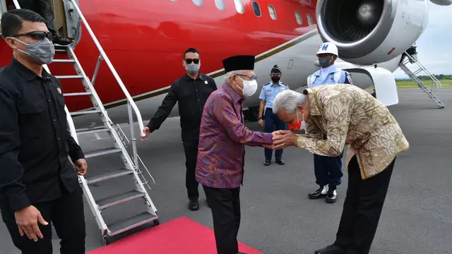 Gubernur Jateng Ganjar Pranowo Cium Tangan Wapres Ma'ruf Amin