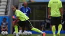 Neymar kembali mengubah gaya rambutnya menjelang pertandingan melawan Meksiko. Pada latihan hari Minggu (16/6/2014) rambutnya yang hitam kini sudah berubah menjadi pirang, Brasil, Senin (16/6/2014) (AFP Photo/VANDERLEI ALMEIDA)