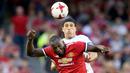 Striker Manchester United, Romelu Lukaku, duel udara dengan bek Sampdoria, Matias Silvestre, pada laga persahabatan di Stadion Aviva, Dublin, Rabu (2/8/2017). Manchester United Menang 2-1 atas Sampdoria. (AFP/Paul Faith)