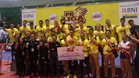 Ketua PP PBVSI Imam Sudjarwo (depan, empat dari kiri) berpose dengan juara putra Proliga 2018 Surabaya Bhayangkara Samator. (Liputan6.com/Switzy Sabandar)