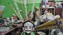 Pengrajin menyelesaikan produksi miniatur ondel-ondel di industri rumahan kesenian Betawi Raja Ondel-Ondel, Jakarta, Senin (13/12/2021). Penyaluran KUR kepada UMKM hingga November 2021 setara 92,26 persen dari target total penyaluran KUR sebesar Rp 285 triliun. (merdeka.com/Iqbal S. Nugroho)