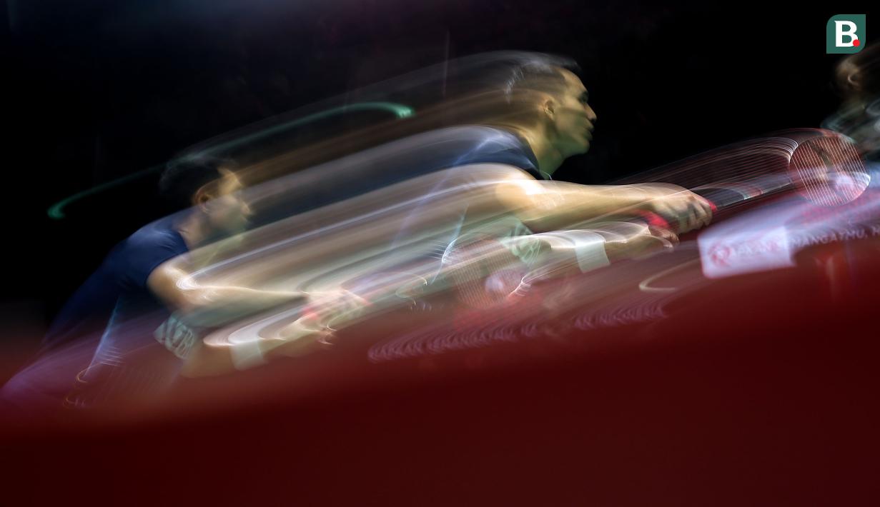 <p>Pebulu tangkis tunggal putra Indonesia, Jonatan Christie saat menghadapi tunggal putra Jepang, Kanta Tsuneyama pada laga babak 32 besar Kejuaraan bulu tangkis Indonesia Open 2023 di Istora Senayan, Jakarta, Rabu (14/6/2023). Jonatan Christie menang dua game langsung 21-17, 21-10. (Bola.com/Bagaskara Lazuardi)</p>