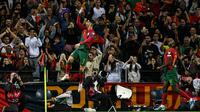 Pemain Timnas Portugal, Cristiano Ronaldo melakukan selebrasi setelah mencetak gol ke gawang Slovakia pada laga putaran pertama Grup A Kualifikasi Euro 2024 di Dragao stadium, Porto, Portugal, 13 Oktober 2023. (AFP/Miguel Riopa)