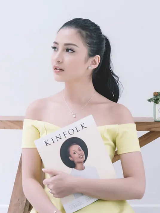 Selalu tampil sederhana dan tidak berlebihan, hanya dengan sentuhan aksesoris secukupnya dapat membuat kekasih Glenn Alinskie tampil semakin cantik dan anggun. (Photo : Instagram)