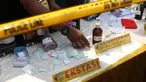 Petugas menunjukkan barang bukti pil ekstasi saat rilis di sebuah perumahan di Pondok Rajeg, Cibinong, Senin (24/9). Polisi menyita sejumlah barang bukti diantaranya 158 gram sabu, 3000 pil ekstasi dan satu paket ganja. (Liputan6.com/Helmi Fithriansyah)