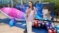 Reisa tampak bersenang-senang hadir di Festa 2024 dengan busana bernuansa putih dan ungu pada Kamis, (13/6/2024). Sebelum masuk ke dalam venue acara, wanita 38 tahun itu terlebih dahulu berfoto di area luar, di mana terdapat banyak spot foto yang dibuat khusus serba Jin BTS. (Liputan6.com/IG/@reisabrotoasmoro)