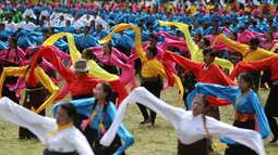 Para penari lokal menampilkan tarian tradisional Tibet dalam upacara pembukaan Pertunjukan Tari Guozhuang Luqu di Luqu, Prefektur Otonom Etnis Tibet Gannan, Provinsi Gansu, China, 12 Agustus 2020. Lebih dari 3.000 penari ikut serta dalam pertunjukan tersebut. (Xinhua/Geng Xinning)