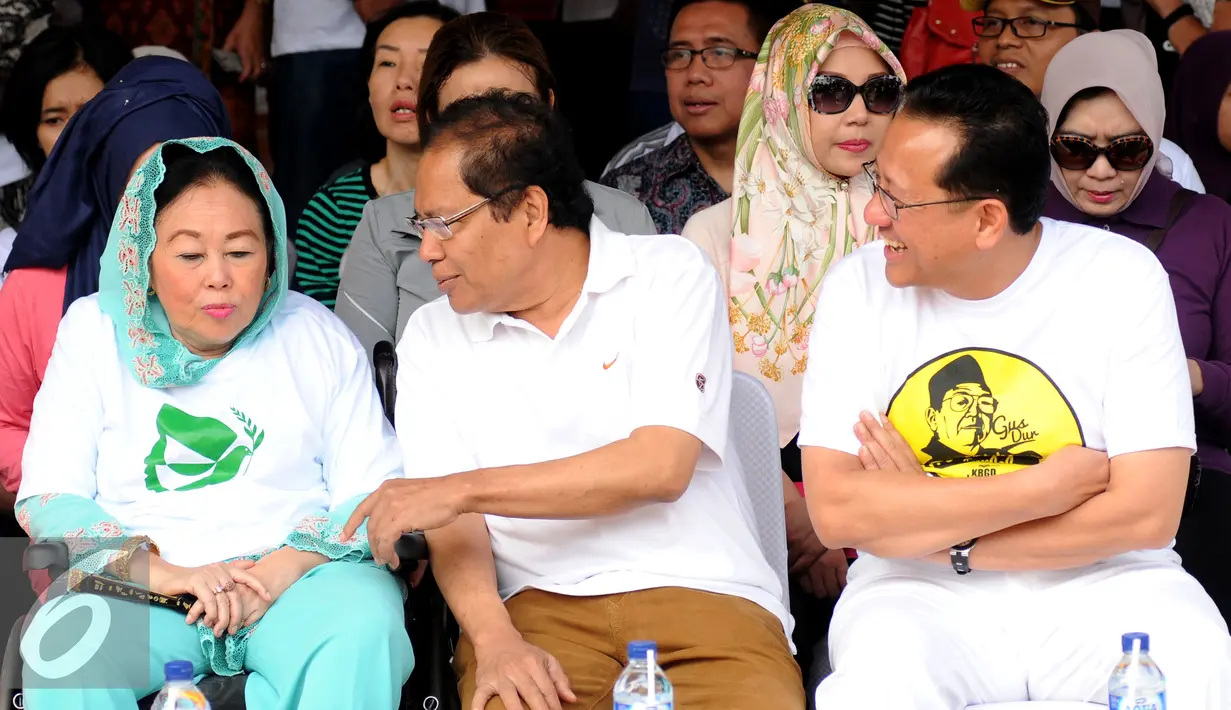 Menko Kemaritiman dan Sumber Daya, Rizal Rami (tengah), Ketua DPD RI Irman Gusman (kanan) berbincang dengan Shinta Nuriyah Wahid saat perayaan Hari Perdamaian Internasional di Balai Kota Jakarta, Minggu (20/9/2015). (Liputan6.com/Helmi Fithriansyah)