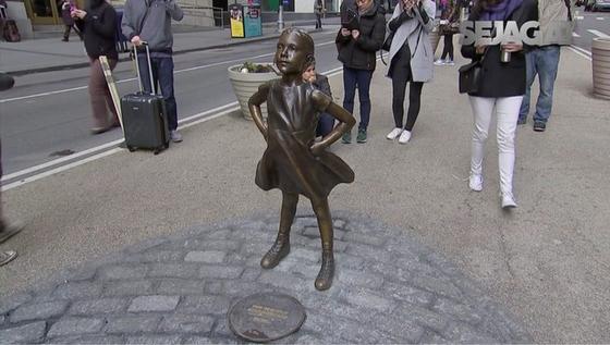 SEJAGAT: Apartement di Oakland Terbakar hingga Patung Gadis Kecil di New York 