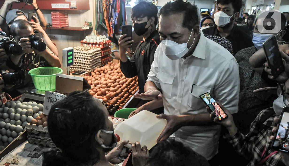 Menteri Perdagangan Muhammad Lutfi melakukan inspeksi mendadak (sidak) kepada pedagang sembako di Pasar Senen, Jakarta Pusat, Kamis (17/3/2022). Sidak tersebut guna memastikan ketersediaan minyak goreng dan sembako di pasar tradisional jelang Ramadhan. (merdeka.com/Iqbal S. Nugroho)