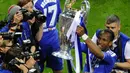 Didier Drogba. Striker Pantai Gading yang pensiun pada 2018 ini meraih banyak gelar bersama Chelsea yang dibelanya selama 9 musim mulai 2004/2005 hingga 2011/2012 plus satu musim lagi pada 2014/2015. Di antaranya 4 gelar Premier League, 4 Piala FA dan 1 trofi Liga Champions. (AFP/John MacDougall)