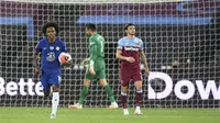 Pemain Chelsea Willian berlari dengan memegang bola kembali ke lingkaran tengah usai mencetak gol ke gawang West Ham United pada pertandingan Premier League di London Stadium, London, Inggris, Rabu (1/7/2020). West Ham United mengalahkan Chelsea 3-2. (Michael Regan/Pool via AP)