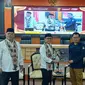 Bakal pasangan calon bupati-wakil bupati Tangerang dari jalur independen, Zulkarnain dan Lerru Yustira resmi mendaftar ke KPU Kabupaten Tangerang, Selasa (27/8/2024). Mereka diantar ratusan simpatisan dari Pemuda Pancasila. (Liputan6.com/Pramita Tristiawati)