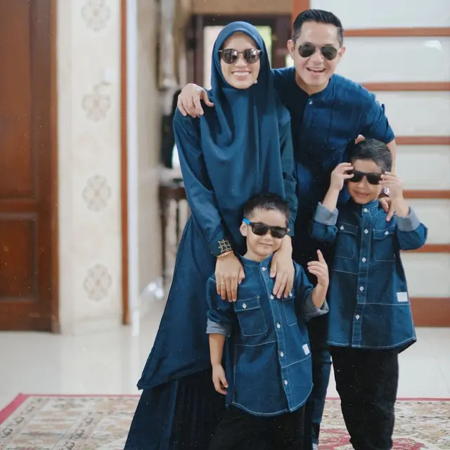 Potret 8 Keluarga Artis Kompak Pakai Baju Senada, Seru Banget