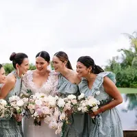 Simak potret menawan Julie Estelle dan Cathy Sharon jadi bridesmaid di pernikahan sang adik. Gaya gaun dan makeup tuai pujian.