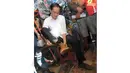 Jokowi tampak sedang menjajal sepatu yang menjadi pilihannya (Liputan6.com/Herman Zakharia)