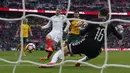 Striker Inggris, Jamie Vardy, mencetak gol ke gawang Lithuania. Setelah Jermain Defoe membuka skor pada menit ke-22, Jamie Vardy menggandakannya lewat gol di menit ke-66. (AFP/Adrian Dennis)