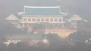 Blue House memiliki luas sekitar 250.000 meter persegi yang terdiri dari beberapa bangunan utama serta taman, termasuk gedung perkantoran utama dengan gaya arsitektur istana Korea. Tampak dalam foto, pemandangan umum Cheong Wa Dae, atau dikenal juga sebagai Gedung Biru, terlihat di Seoul, Korea Selatan, Senin, 29 Desember 2025. (Lee Jung-hun/Yonhap via AP)