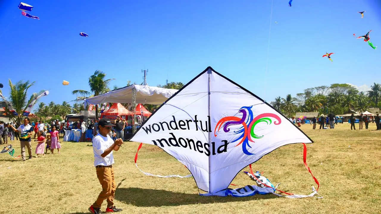 Meriahnya Langit Pangandaran Diwarnai Layang-layang Peserta PIKF 2019