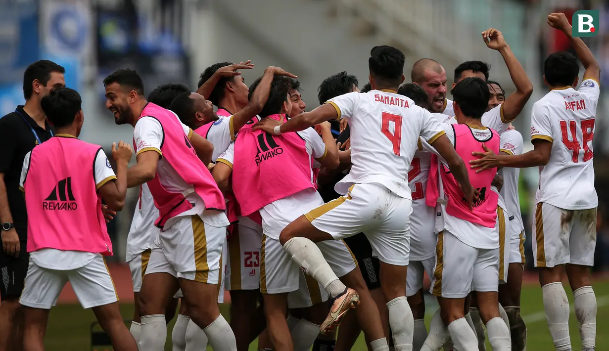 <p>Pemain PSM Makassar merayakan gol kedua timnya yang dicetak oleh Yance Sayuri saat laga lanjutan BRI Liga 1 2022/2023 antara Persib Bandung melawan PSM Makassar di Stadion Pakansari, Bogor, Selasa (14/02/2023). (Bola.com/Bagaskara Lazuardi)</p>