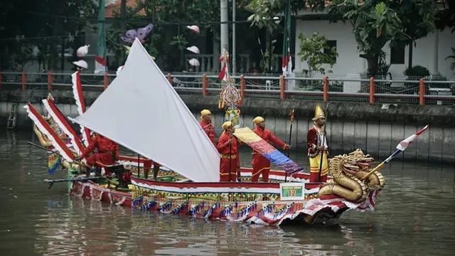 6 Potret Kemeriahan Festival Perahu Nusantara dan Parade Sepeda Onthel di Surabaya