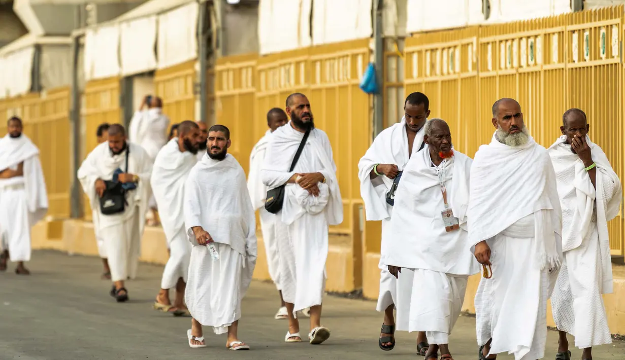 Jutaan umat Muslim dari berbagai tempat di dunia memulai perjalanan puncak ibadah haji mereka di Arab Saudi pada Rabu 4 Juni 2025. (Foto oleh AFP)