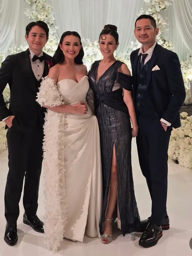 Astrid Tiar  hadir di resepsi pernikahan Amanda Manopo dan Kenny. [@astridtiar127]