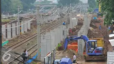 Lokasi pembangunan proyek jalur kereta menuju bandara Soetta yang masih dalam tahap pengerjaan,  Jakarta, Senin (21/11). PT KAI menargetkan jalur kereta tersebut akan rampung pada Semester I 2017 atau sekitar Juni-Juli 2017. (Liputan6.com/Angga Yuniar)