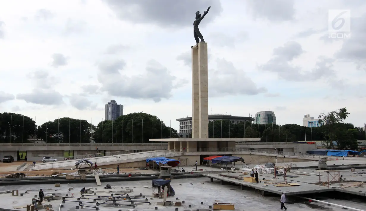 Pemandangan proses revitalisasi Taman Lapangan Banteng, Jakarta Pusat, Rabu (7/3). Perubahan wajah lapangan bersejarah itu mulai dilakukan sejak Maret 2017. (Liputan6.com/Arya Manggala)