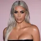 Kim Kardashian tampil berbeda pada fashion show koleksi spring summer 2018 Tom Ford di New York Fashion Week, Rabu 6 September 2017. Minim aksesoris, ibu dua anak itu melengkapi penampilannya dengan riasan mata smokey eyes. (Charles Sykes/Invision/AP)