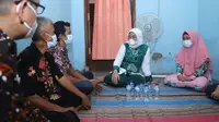 Menteri Ketenagakerjaan (Menaker) Ida Fauziyah mendatangi kediaman penerima subsidi gaji di Grinting, Tulangan, Kabupaten Sidoarjo, Jawa Timur. (Dok Kemnaker)