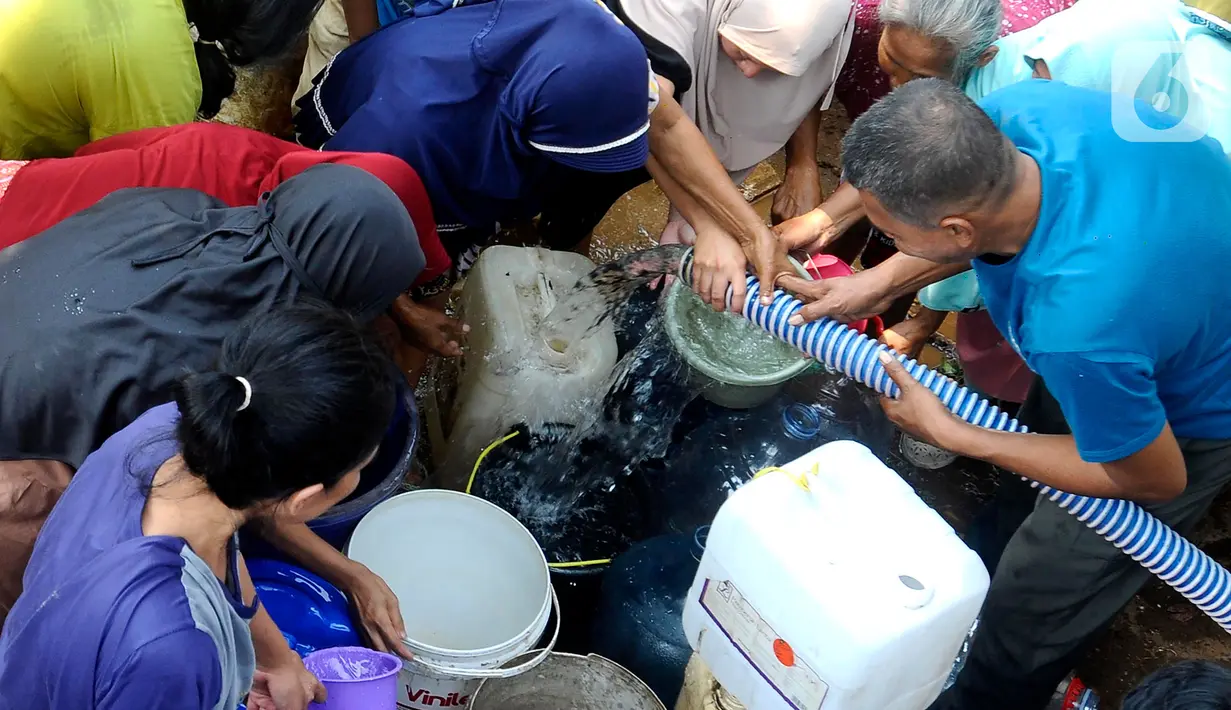 Sejumlah relawan yang didukung para donatur mulai membantu warga yang mengalami kesulitan mendapat air bersih di wilayah Bogor. (merdeka.com/Arie Basuki)