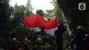 Pegiat panjat tebing membentangkan Bendera Merah Putih memperingati HUT ke-75 RI di Tebing Kutalingkung, Jawa Barat, Senin (17/8/2020). Pengibaran bendera untuk menyelamatkan tebing Kutalingkung yang memiliki potensi destinasi wisata  dari aktivitas pertambangan. (merdeka.com/Imam Buhori)