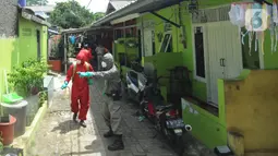 Petugas menyemprot disinfektan ke rumah warga di kawasan RW 015, Srengseng Sawah, Jakarta, Sabtu (26/12/20220). Setiap harinya, petugas Damkar ini berkeliling memenuhi permintaan warga untuk menyemprotkan disinfektan guna memutus penyebaran Covid-19. (merdeka.com/Arie Basuki)