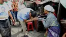 Balon Gubernur DKI Jakarta Sandiaga Uno saat bersalaman dengan warga Tambora di Jakarta, Minggu (10/4). Sandiaga Uno bersama Istrinya Nur Asia Uno hadir untuk mendengarkan aspirasi warga di kawasan tersebut. (Liputan6.com/Gempur M Surya)