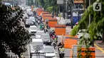 Kendaraan terjebak kemaceten di sepanjang Jalan Otista Raya, Jatinegara, Jakarta, Kamis (10/9/2019). Kemacetan disebabkan karena terdapat banyak titik di ruas jalan tersebut yang sedang mengerjakan proyek pembangunan trotoar dan galian kabel. (Liputan6.com/Faizal Fanani)