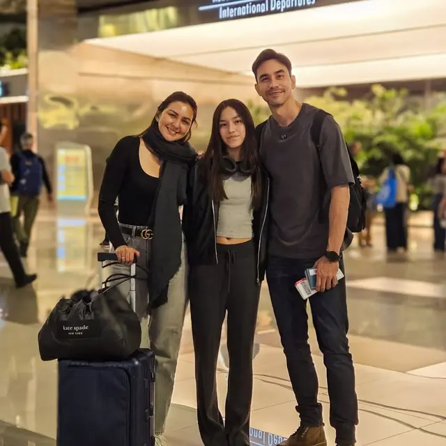 Potret Darius Sinathrya dan Keluarga OTW ke Eropa (credit: https://www.instagram.com/darius_sinathrya/)