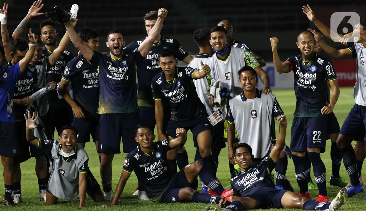 Selebrasi pemain Persib Bandung usai berhasil menahan imbang PS Sleman dalam pertandingan semifinal leg kedua Piala Menpora 2021 di Stadion Manahan, Solo, Senin (19/4/2021). (Bola.com/Ikhwan Yanuar)