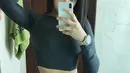 Anya Geraldine terlihat sangat senang memiliki tubuh yang ideal. Tak ayal ia mengabadikan momen usai berolahraga serta memperlihatkan perutnya yang rata. Paras cantiknya yang terlihat dalam mirror selfie ini sukses bikin banyak orang terpesona den gan aktris pemeran series Layangan Putus tersebut. (Liputan6.com/IG/@anyageraldine)