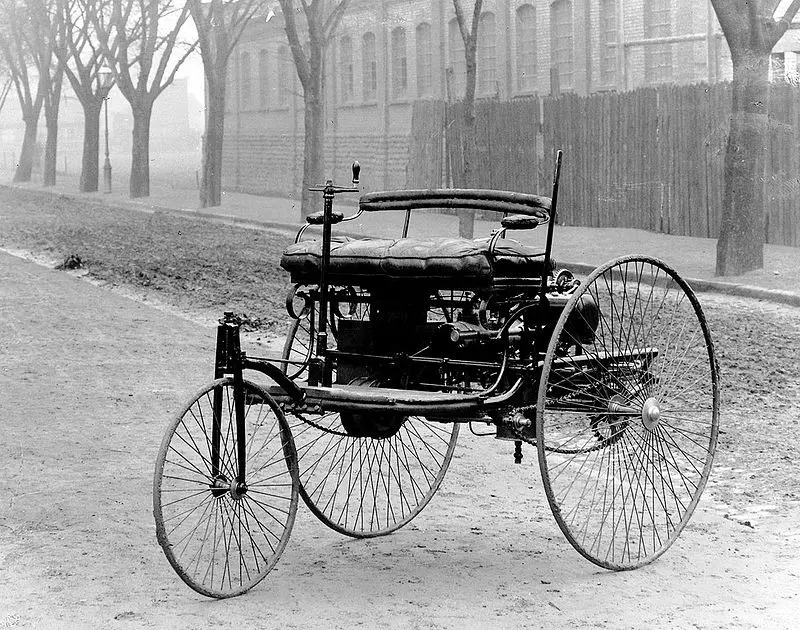 Mobil pertama yang diproduksi di dunia, Benz Patent-Motorwagen (Wikipedia)