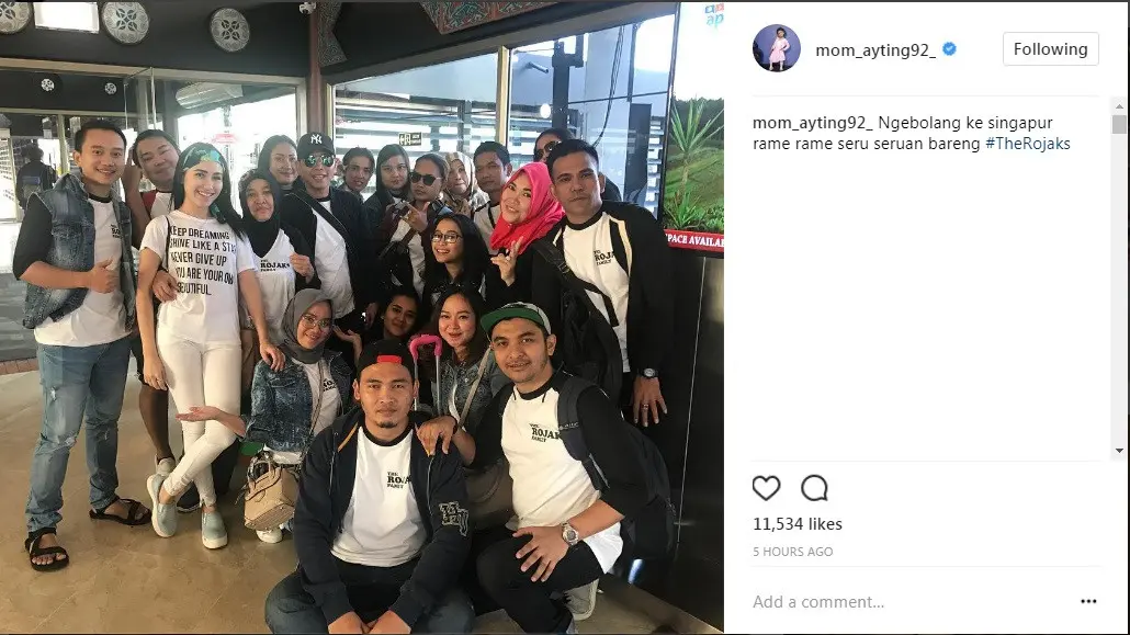 Ayu Ting Ting ajak keluarga besar ke Singapura (Foto: Instagram)
