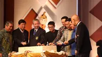 Bintang Film Jet Li (tengah) bersama Gubernur DKI Jakarta, Basuki Tjahaja Purnama, dan Menpora Imam Nahrawi memotong kue pada Pembukaan Kejuaraan Dunia Wushu 2015 di JCC, Senayan, Jakarta, Jumat (13/11/2015). (Bola.com/Nicklas Hanoatubun).