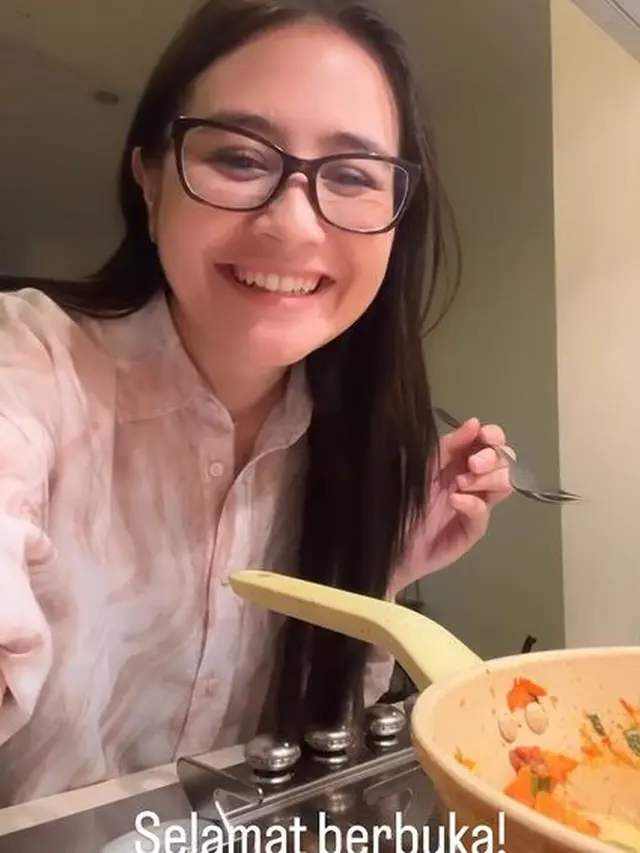Serba Bisa, Ini 7 Potret Prilly Latuconsina Masak untuk Berbuka Puasa