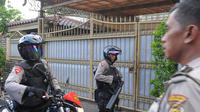 Sejumlah Brimob dari datasemen Kwitang berjaga-jaga di sekitar area kediaman calon Kapolri Budi Gunawan, Jakarta, Rabu (14/1/2015). (Liputan6.com/Herman Zakharia)