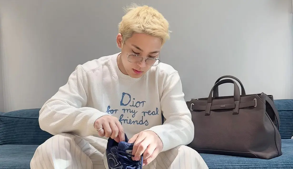 Pada unggahan yang dibagikan pada Kamis (23/1/2025), Kim Mingyu memamerkan perubahan drastis dari penampilannya. Rambut blonde yang menjadi gaya barunya memberikan kesan segar dan berbeda dari gaya sebelumnya. (Liputan6.com/IG/@min9yu_k)